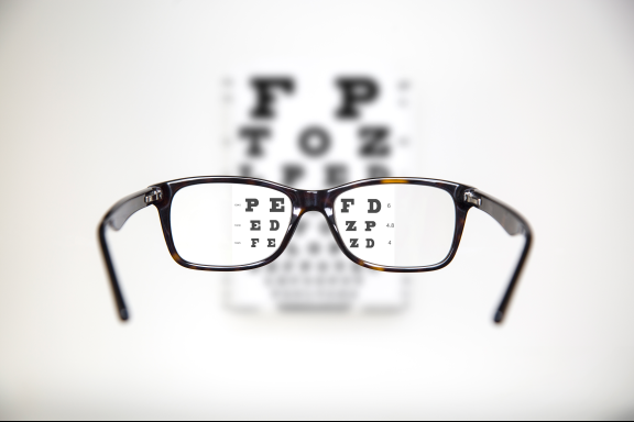 lunettes devant un test de vision